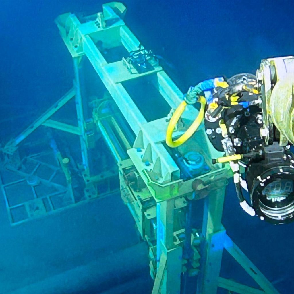 Overhead view of pipe lift frame being used subsea.