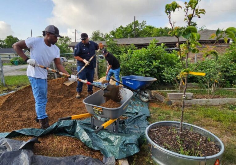 Houston-Settegast-Community-Garden2 Oceaneering employees Gerardo Soria, Annette Avalos, Anthony Albro, and James Davis, gathered to volunteer at Settegast Community Garden in Houston, Texas, in 2025.