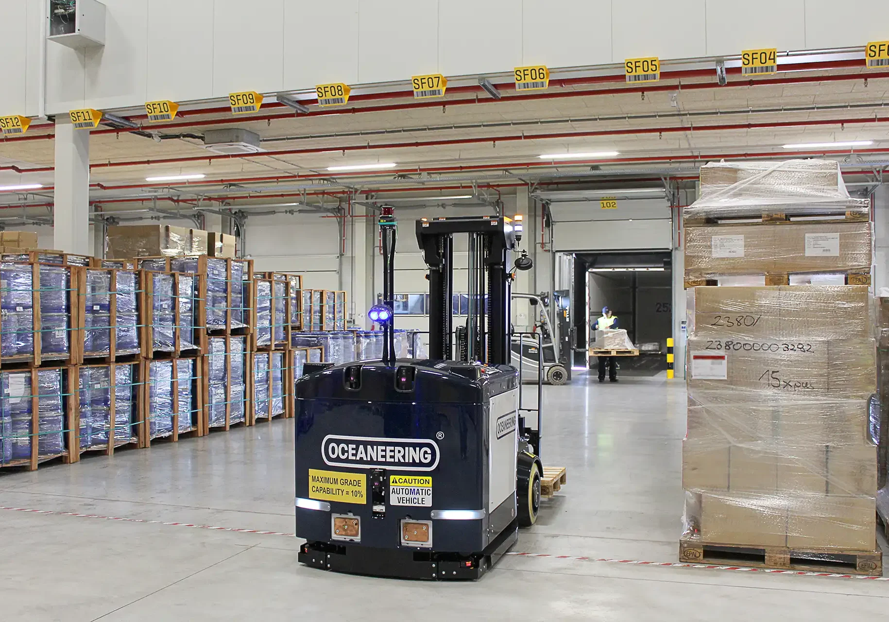 MaxMover forklift moves pallets from a trailer  truck to a warehouse